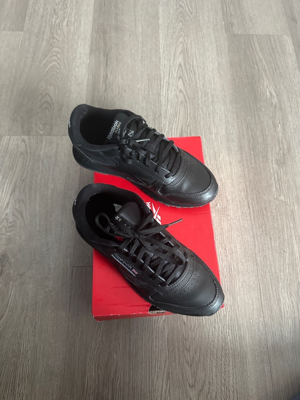 Reebok Men's Black Leather Sneakers with Subtle Branding - Picture 5 of 6